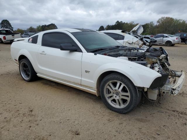 1ZVFT82H555101481 - 2005 FORD MUSTANG GT WHITE photo 4