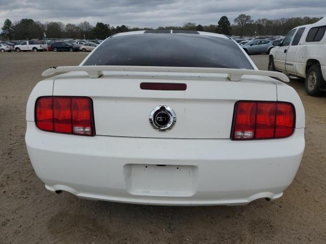1ZVFT82H555101481 - 2005 FORD MUSTANG GT WHITE photo 6