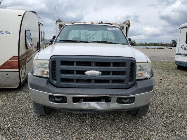 1FDXF46P06ED42158 - 2006 FORD F450 SUPER DUTY WHITE photo 5