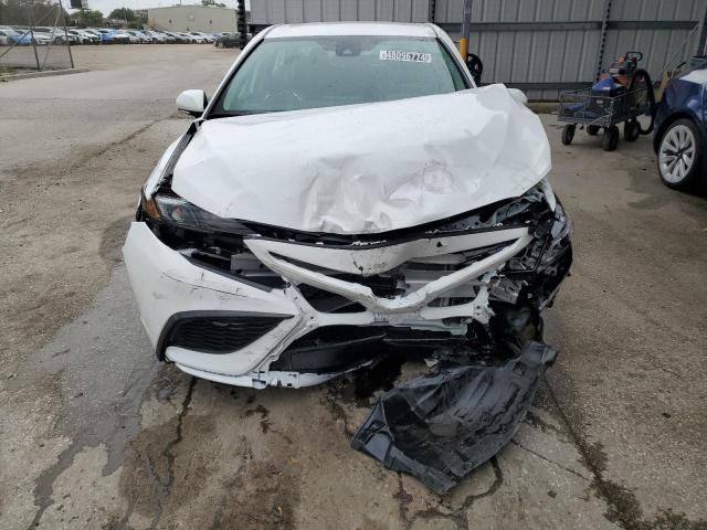 4T1G11AKXRU885410 - 2024 TOYOTA CAMRY SE NIGHT SHADE WHITE photo 5