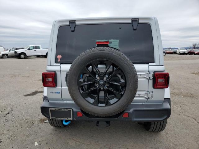 1C4JJXP6XNW184906 - 2022 JEEP WRANGLER U SAHARA 4XE SILVER photo 6