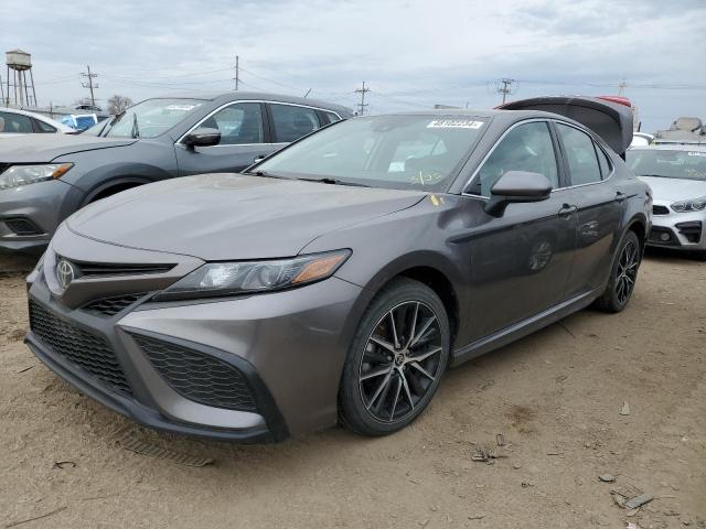 4T1G11AK4MU519323 - 2021 TOYOTA CAMRY SE GRAY photo 1