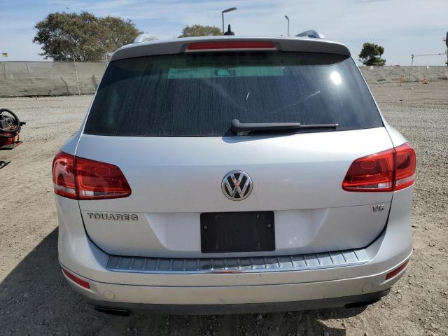 WVGEF9BP5DD002629 - 2013 VOLKSWAGEN TOUAREG V6 SILVER photo 6