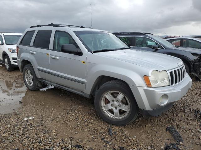 1J8HR48P27C506044 - 2007 JEEP GRAND CHER LAREDO SILVER photo 4