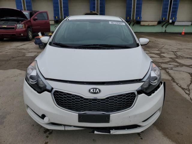 KNAFK4A67G5507843 - 2016 KIA FORTE LX WHITE photo 5