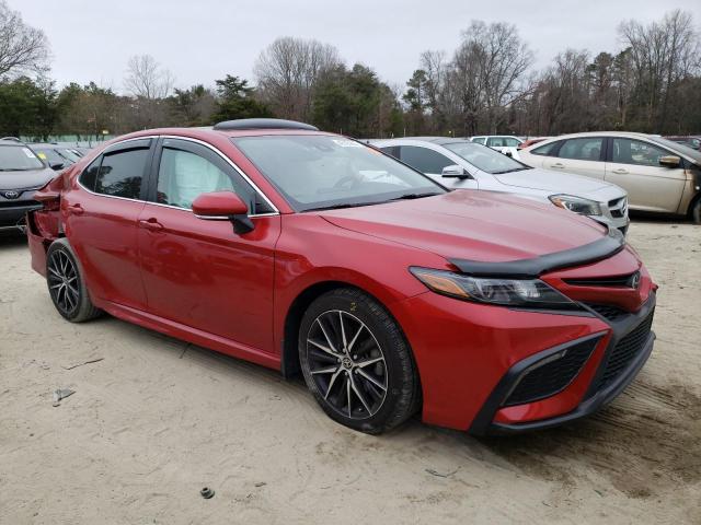 4T1T11AK4MU476228 - 2021 TOYOTA CAMRY SE RED photo 4