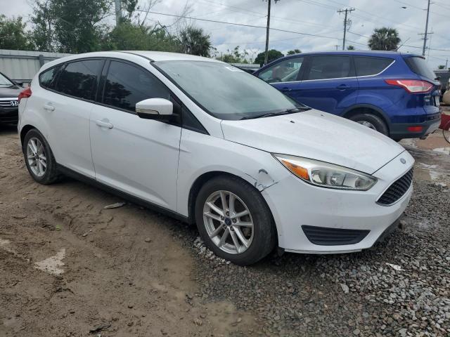 1FADP3K2XFL382242 - 2015 FORD FOCUS SE WHITE photo 4