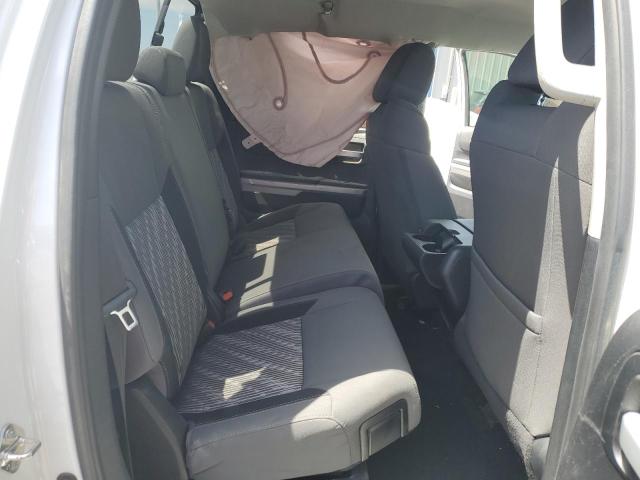 5TFUY5F1XJX713990 - 2018 TOYOTA TUNDRA DOUBLE CAB SR/SR5 WHITE photo 10