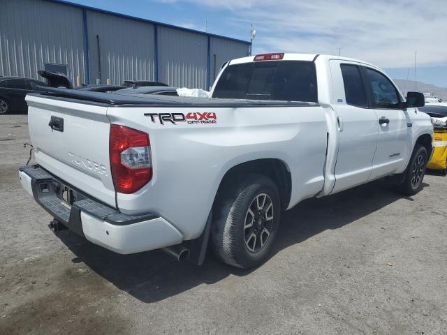 5TFUY5F1XJX713990 - 2018 TOYOTA TUNDRA DOUBLE CAB SR/SR5 WHITE photo 3
