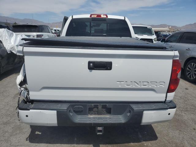 5TFUY5F1XJX713990 - 2018 TOYOTA TUNDRA DOUBLE CAB SR/SR5 WHITE photo 6