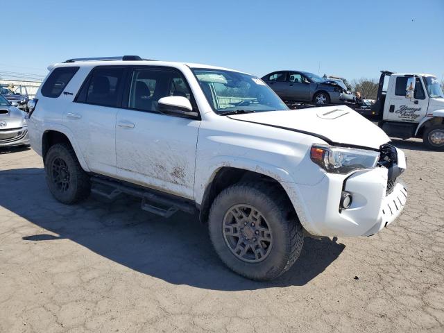 JTEBU5JR4J5545190 - 2018 TOYOTA 4RUNNER SR5/SR5 PREMIUM WHITE photo 4