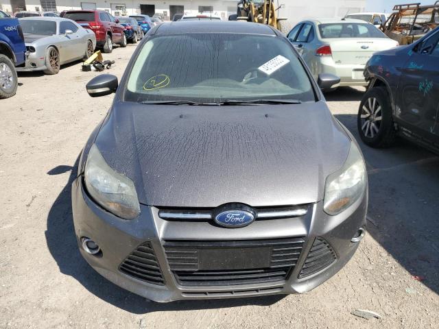 1FAHP3N2XCL221012 - 2012 FORD FOCUS TITANIUM GRAY photo 5