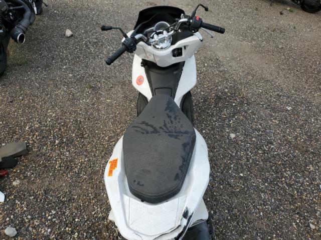 RLHKF1804JY300144 - 2018 HONDA PCX 150 WHITE photo 6