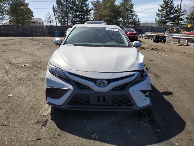 4T1G11BK6RU116692 - 2024 TOYOTA CAMRY SE NIGHT SHADE WHITE photo 5