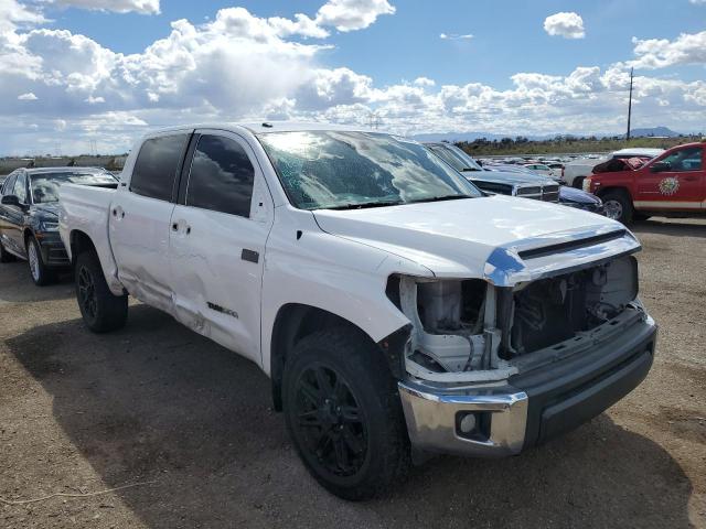 5TFEY5F16JX231523 - 2018 TOYOTA TUNDRA CREWMAX SR5 WHITE photo 4