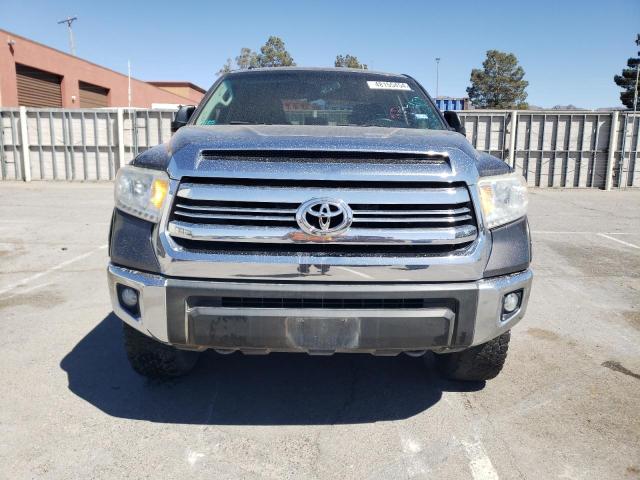 5TFDW5F17GX542985 - 2016 TOYOTA TUNDRA CREWMAX SR5 GRAY photo 5