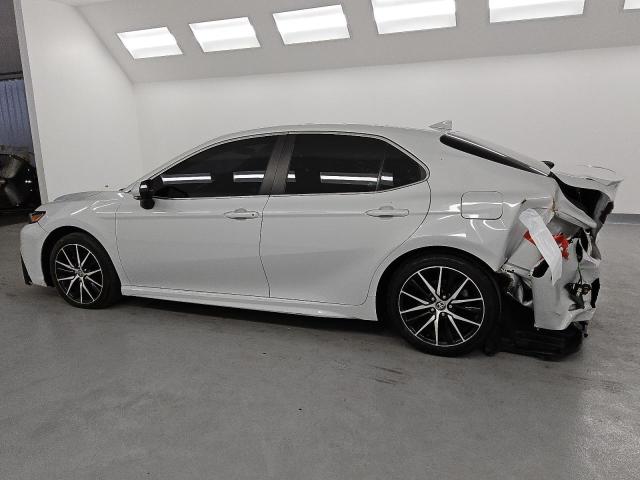 4T1G11AKXPU141111 - 2023 TOYOTA CAMRY SE NIGHT SHADE WHITE photo 2