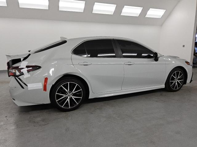 4T1G11AKXPU141111 - 2023 TOYOTA CAMRY SE NIGHT SHADE WHITE photo 3