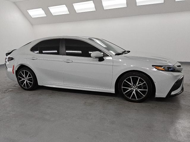 4T1G11AKXPU141111 - 2023 TOYOTA CAMRY SE NIGHT SHADE WHITE photo 4