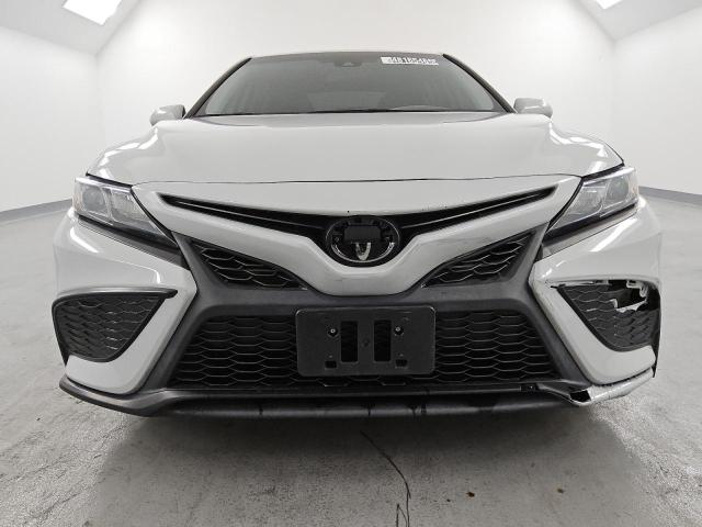 4T1G11AKXPU141111 - 2023 TOYOTA CAMRY SE NIGHT SHADE WHITE photo 5