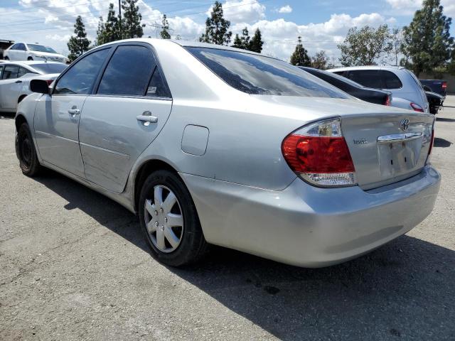 4T1BE32K55U389465 - 2005 TOYOTA CAMRY LE SILVER photo 2