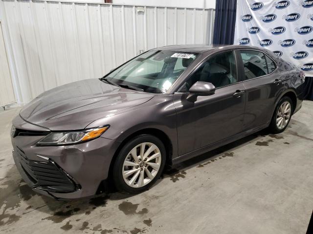 4T1C11AK9MU587132 - 2021 TOYOTA CAMRY LE GRAY photo 1