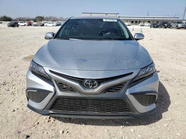 4T1G11AK6PU796432 - 2023 TOYOTA CAMRY SE NIGHT SHADE SILVER photo 5