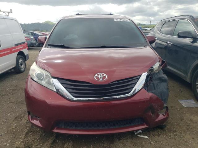 5TDKK3DC7DS331752 - 2013 TOYOTA SIENNA LE RED photo 5