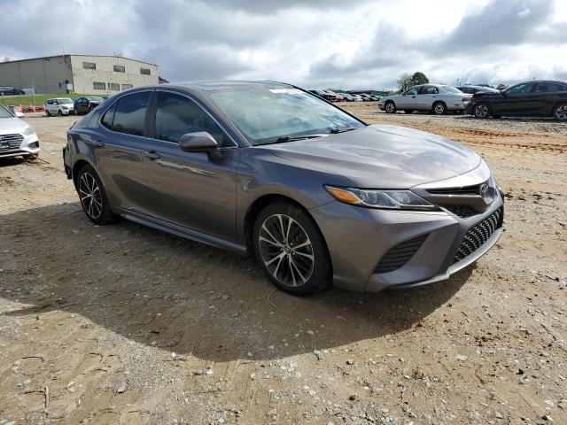 4T1G11AK0LU339304 - 2020 TOYOTA CAMRY SE GRAY photo 4