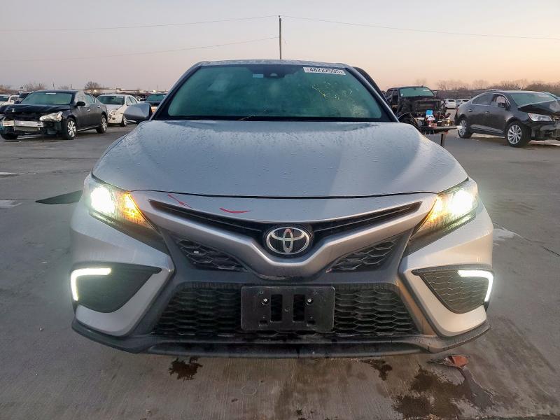 4T1G11AK4RU893633 - 2024 TOYOTA CAMRY SE NIGHT SHADE SILVER photo 5