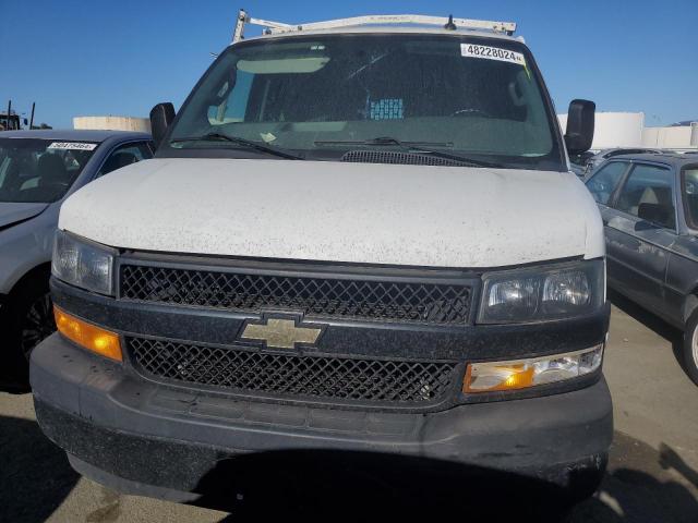 1GCWGAFP9J1278701 - 2018 CHEVROLET EXPRESS G2 WHITE photo 5