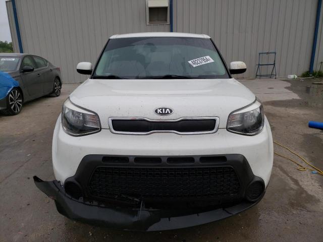 KNDJN2A29G7305497 - 2016 KIA SOUL WHITE photo 5