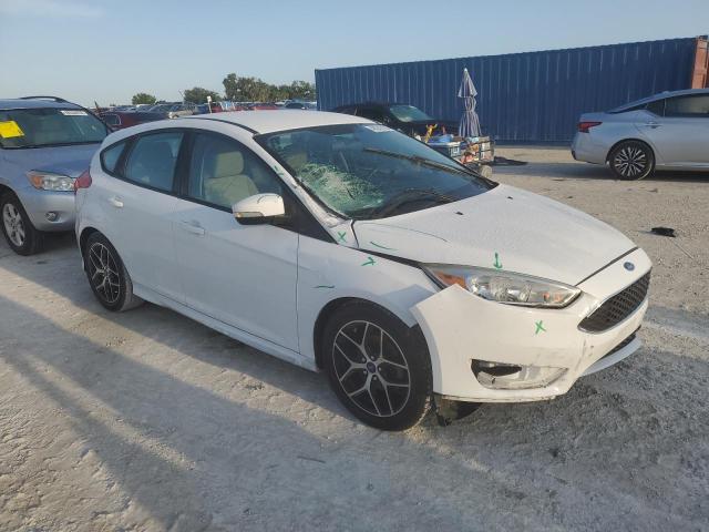 1FADP3K25GL335573 - 2016 FORD FOCUS SE WHITE photo 4