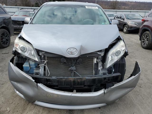 5TDYK3DC8DS394708 - 2013 TOYOTA SIENNA XLE SILVER photo 12