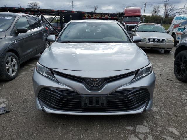 4T1B11HK2JU025859 - 2018 TOYOTA CAMRY L SILVER photo 5