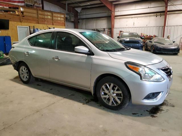 3N1CN7APXJL814912 - 2018 NISSAN VERSA S SILVER photo 4