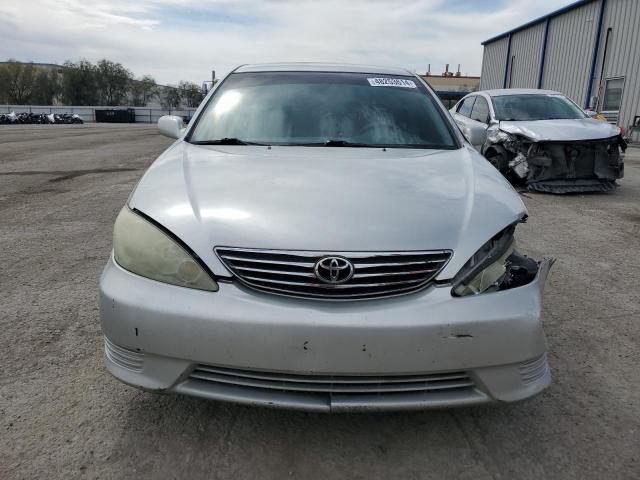 4T1BE32K05U432898 - 2005 TOYOTA CAMRY LE SILVER photo 5