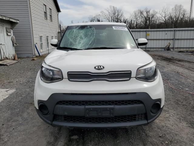 KNDJN2A26H7471624 - 2017 KIA SOUL WHITE photo 5