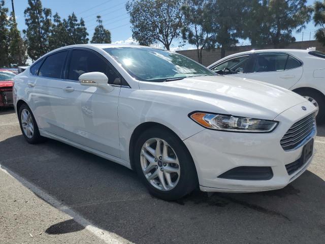 3FA6P0H74FR130630 - 2015 FORD FUSION SE WHITE photo 4