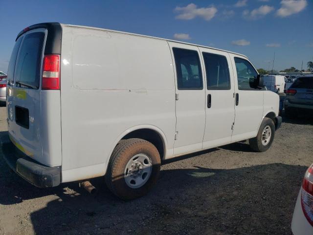 1GCWGFCB8D1902370 - 2013 CHEVROLET EXPRESS G2 WHITE photo 3