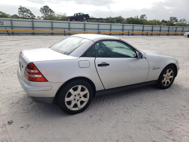 WDBKK47F7WF048846 - 1998 MERCEDES-BENZ SLK 230 KOMPRESSOR SILVER photo 3