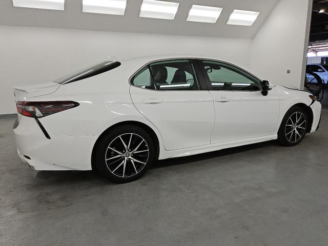 4T1T11AK7PU825385 - 2023 TOYOTA CAMRY SE NIGHT SHADE WHITE photo 3