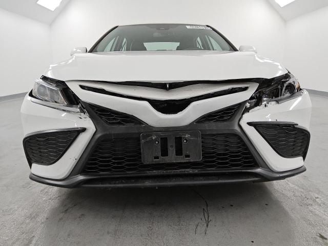 4T1T11AK7PU825385 - 2023 TOYOTA CAMRY SE NIGHT SHADE WHITE photo 5