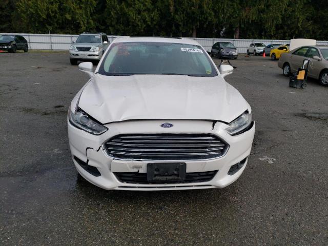 3FA6P0T90GR329832 - 2016 FORD FUSION SE WHITE photo 5