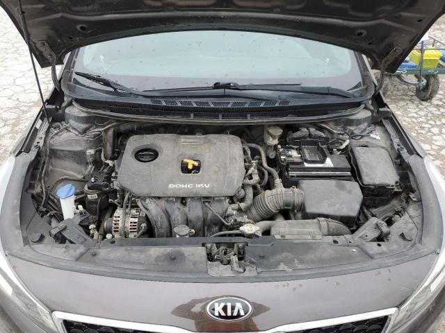 3KPFK4A78JE180991 - 2018 KIA FORTE LX BROWN photo 11