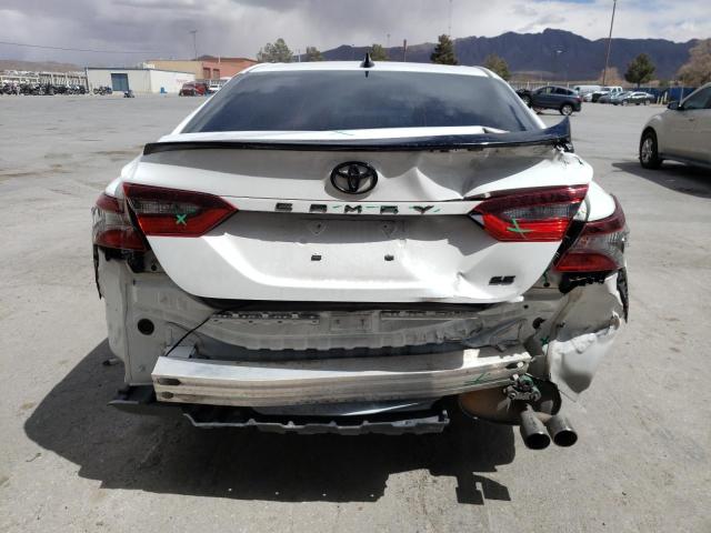 4T1G11AK8MU464990 - 2021 TOYOTA CAMRY SE WHITE photo 6