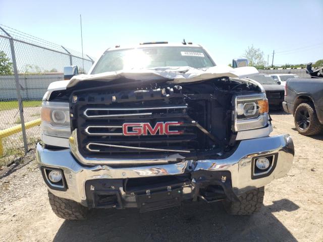 1GT12TEY4JF161593 - 2018 GMC SIERRA K2500 SLT WHITE photo 5