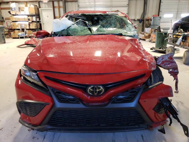 4T1G11AKXPU104012 - 2023 TOYOTA CAMRY SE NIGHT SHADE RED photo 5