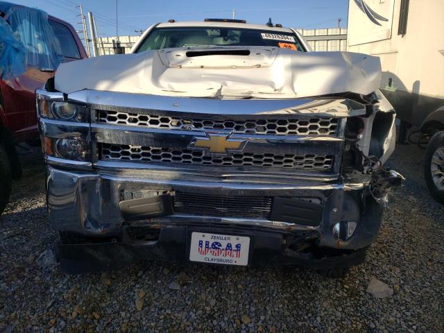 1GC4KVCY6KF143142 - 2019 CHEVROLET SILVERADO K3500 WHITE photo 5