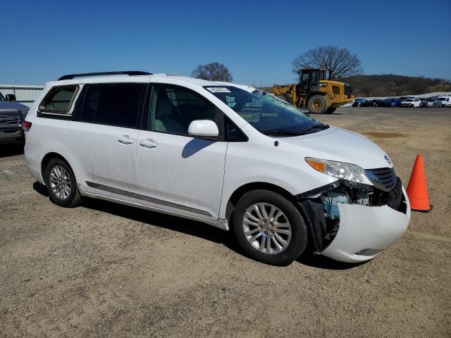 5TDYK3DC4DS383561 - 2013 TOYOTA SIENNA XLE WHITE photo 4